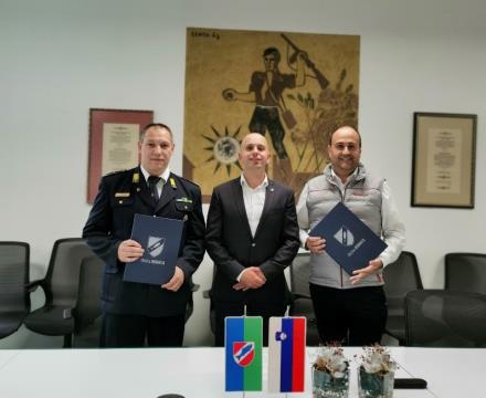 Podpis pogodbe za novo gasilsko vozilo s cisterno GVC-3